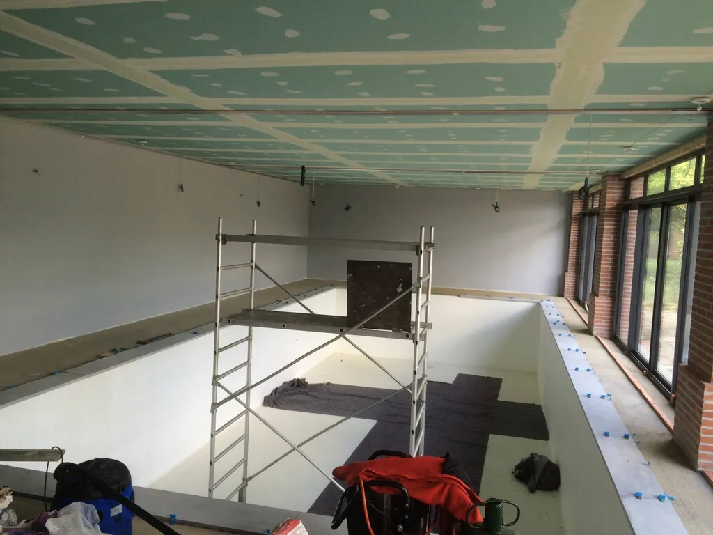 Mise en place d'un faux plafond de type plafond tendu dans une piscine intérieure privée Toulouse