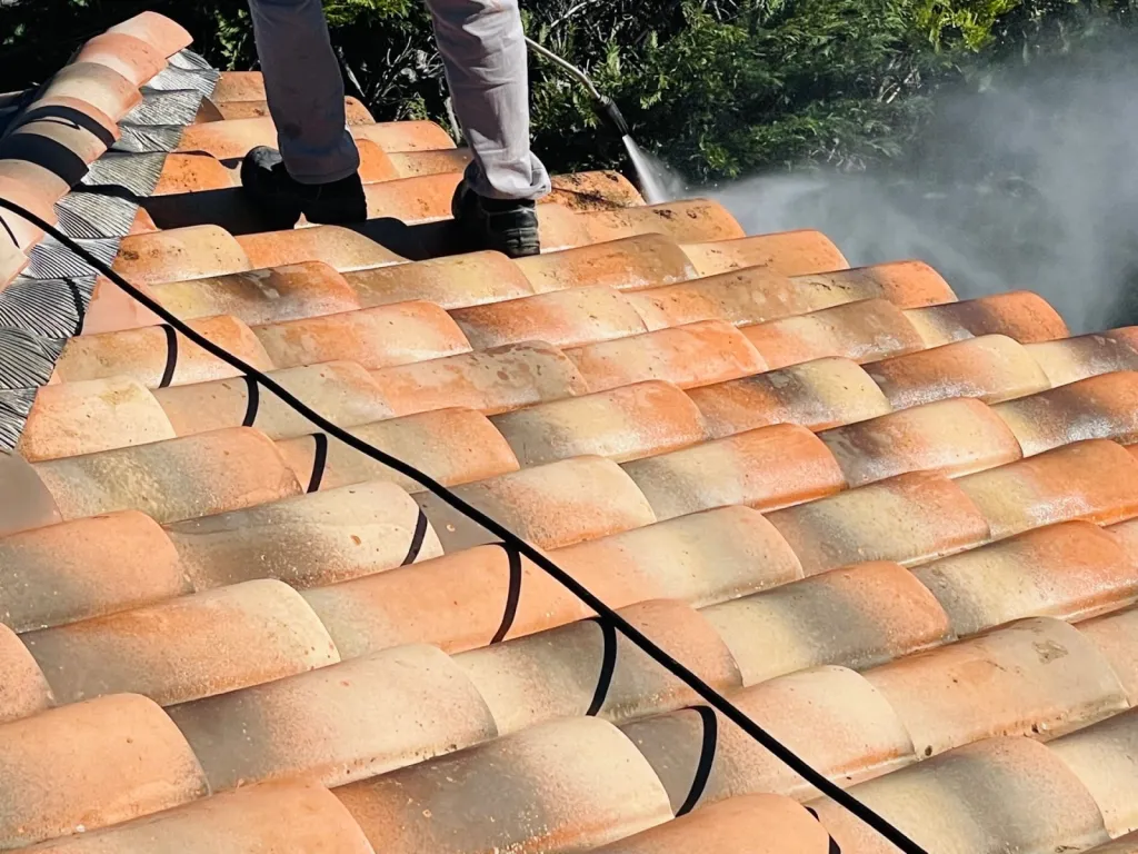 Rénovation d’une toiture de maison sur Faîtage et nettoyage de tuiles sur Fuveau 13710 près de Aix en Provence.