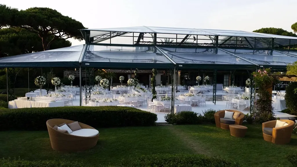 L'installation de chapiteau luxueux pourgarden party de prestige à saint tropez