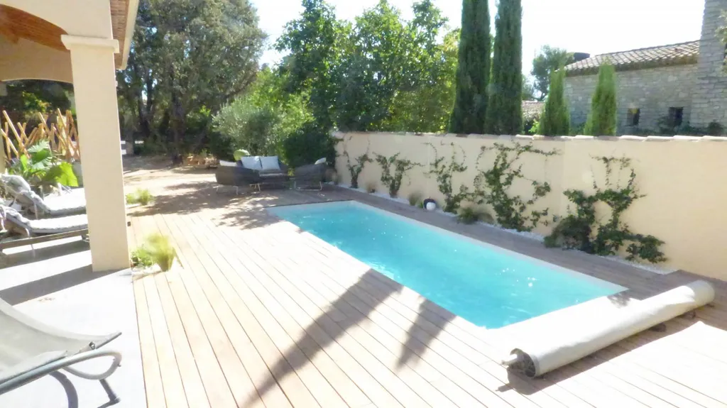 piscine avec bâche sur terrasse