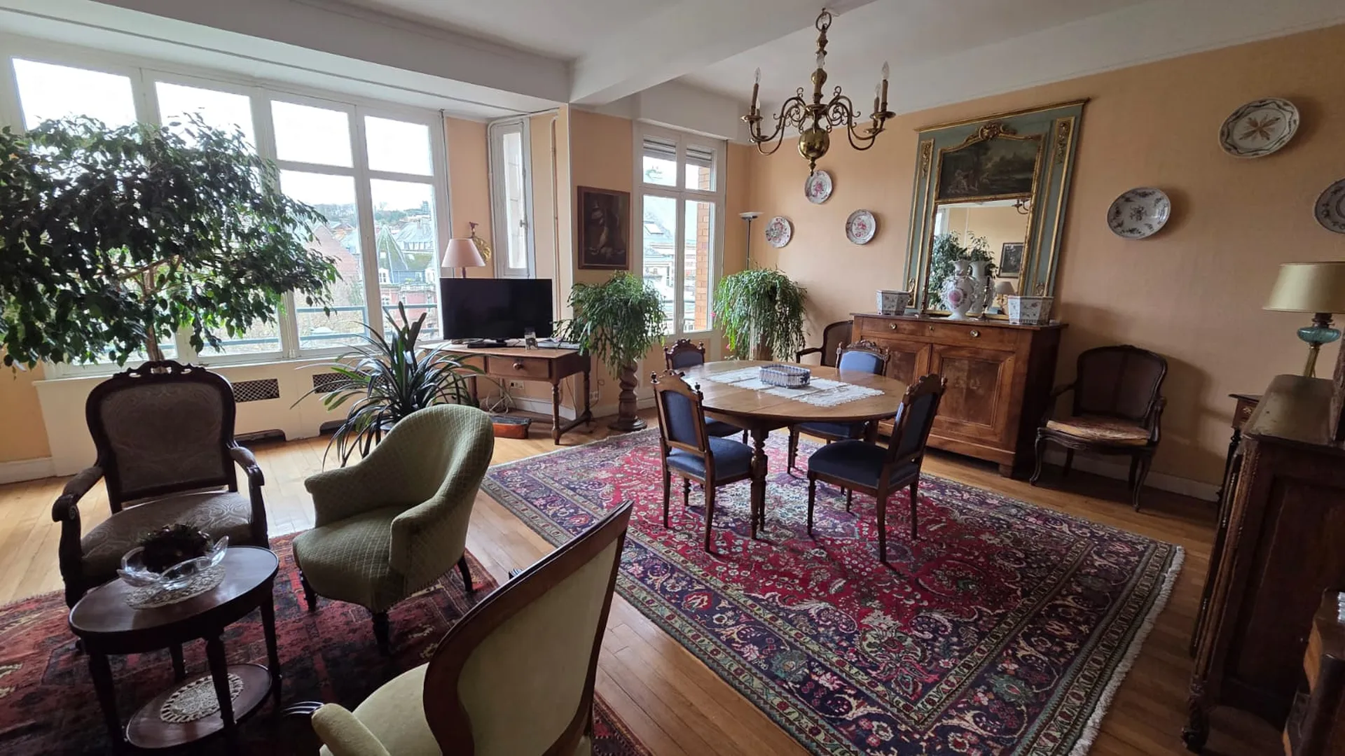 A vendre appartement de charme, alliant authenticité et emplacement privilégié, à proximité immédiate des commerces.