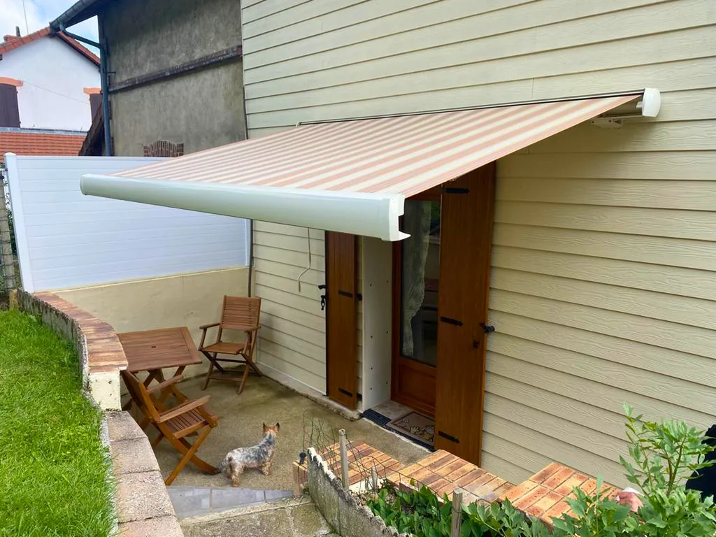 Installation d'un store banne Galaxie motorisé avec manoeuvre de secours et coffre intégral à Vienne (38)