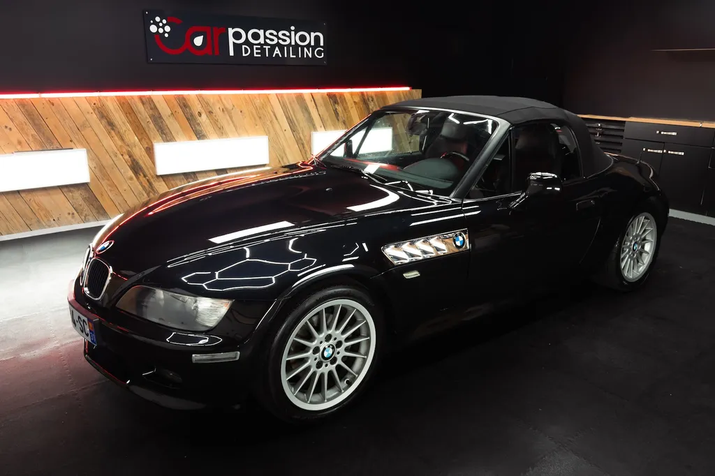 BMW Z3 un noir profond meme avec son âge grâce a un polissage maitrisé 
