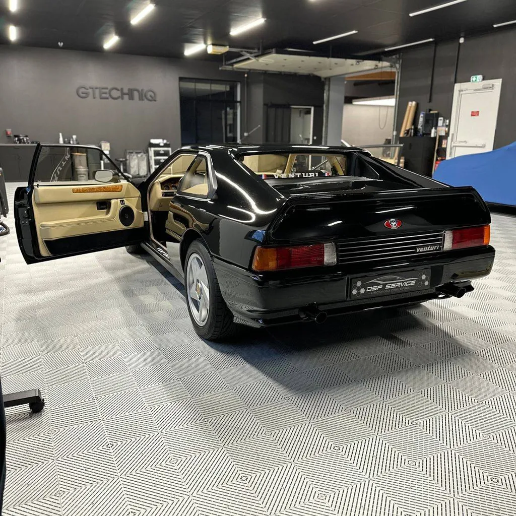 Repigmentation du cuir sur une Venturi 521 Cup à Le Mans (72)
