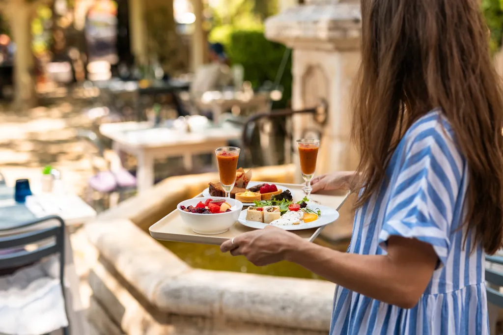 Brunch du dimanche à Bormes-les-Mimosas à l’Hôtel de la Plage HDLP buffet sucré salé en famille sur la terrasse et proche de la fontaine