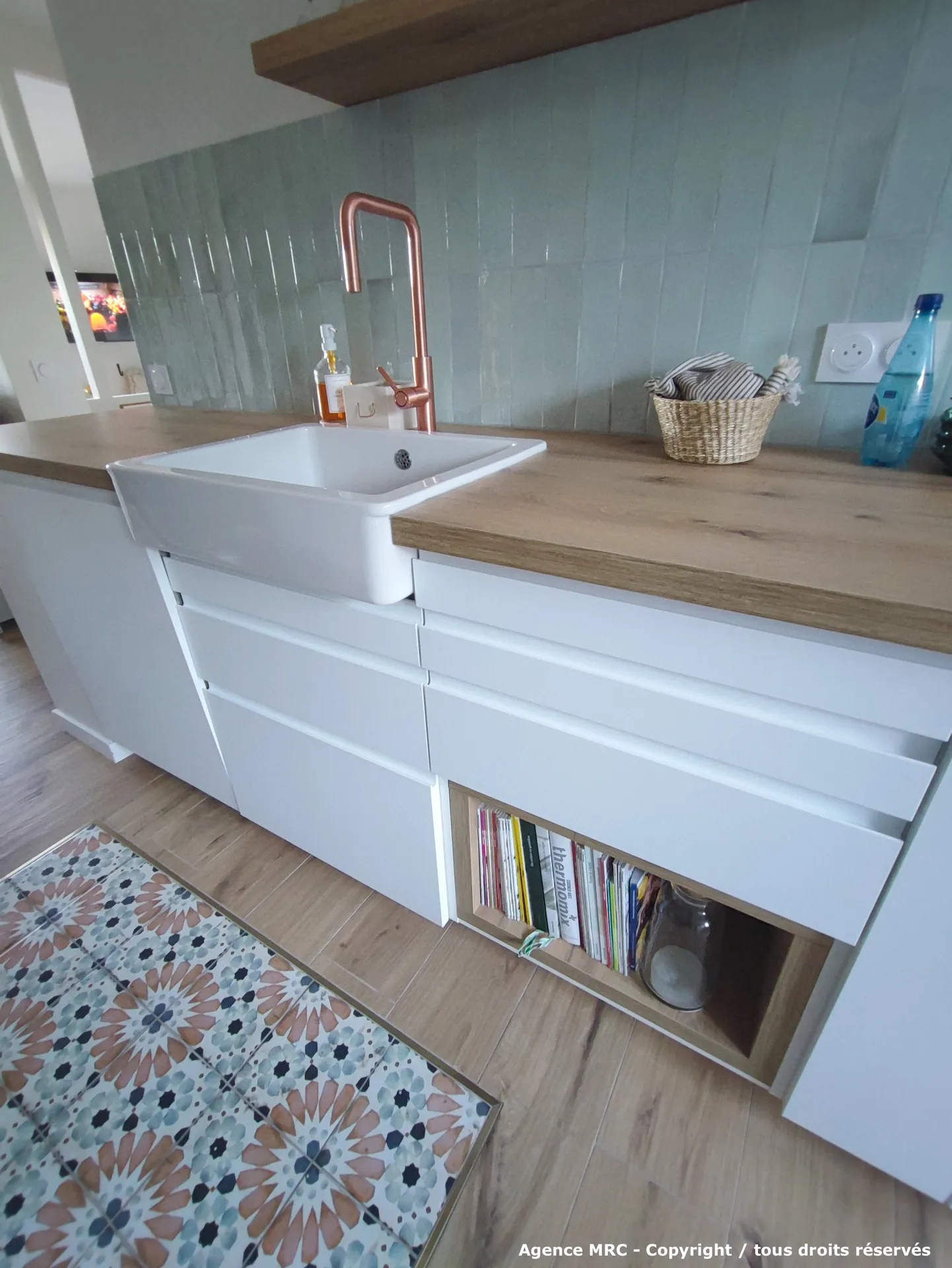 Cuisine provençale claire sur mesure, pensée pour un appartement familial lumineux