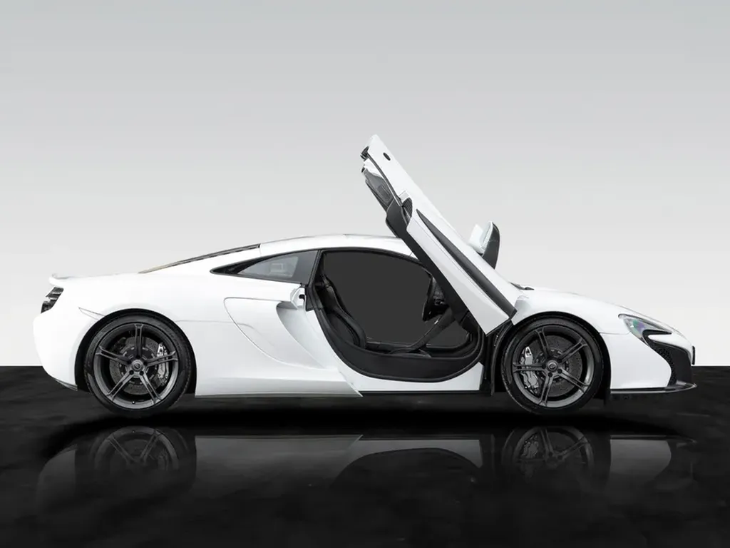 McLaren sport Gironde Asphalte Diffusion vue latérale profil élégant portes ouvertes