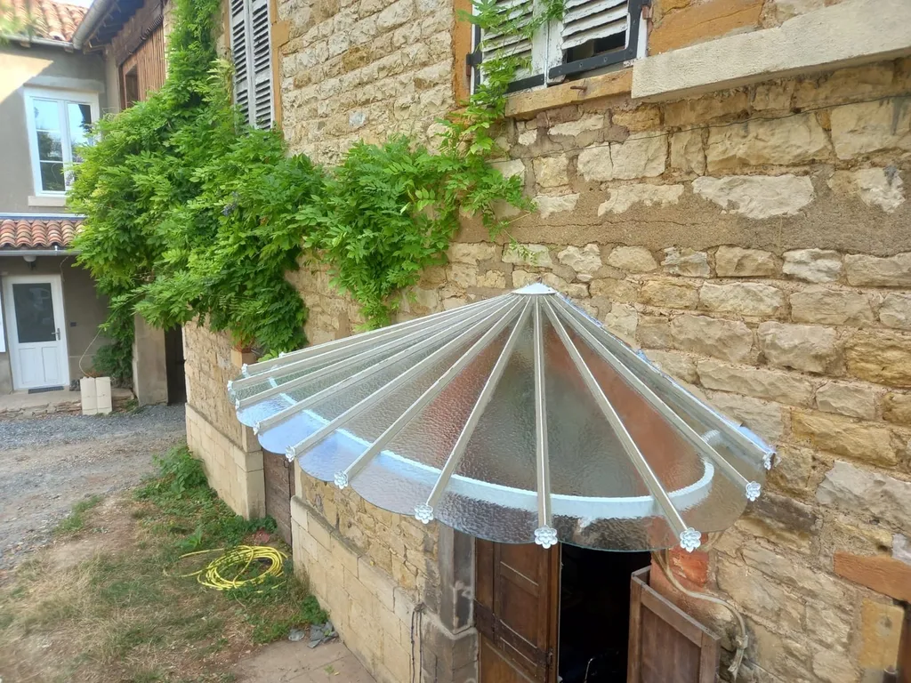 marquise ancienne sur maison 
