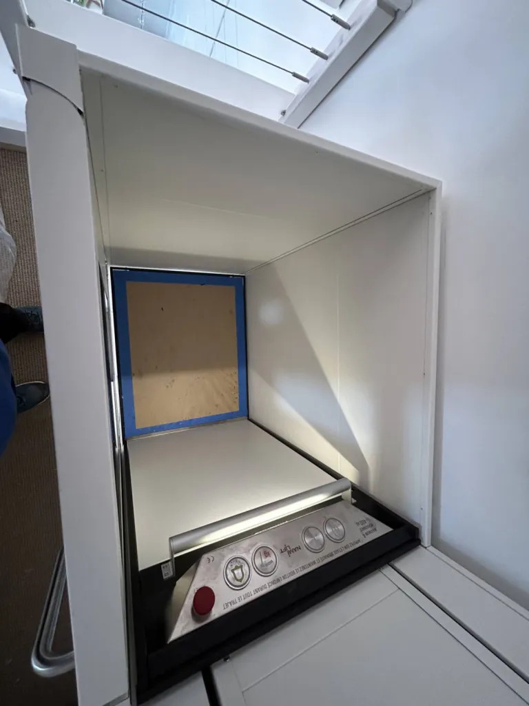 3 mètres de course pour cet ascenseur de maison en intérieur NAMILIFT PL 400 à Rognac près de Marseille