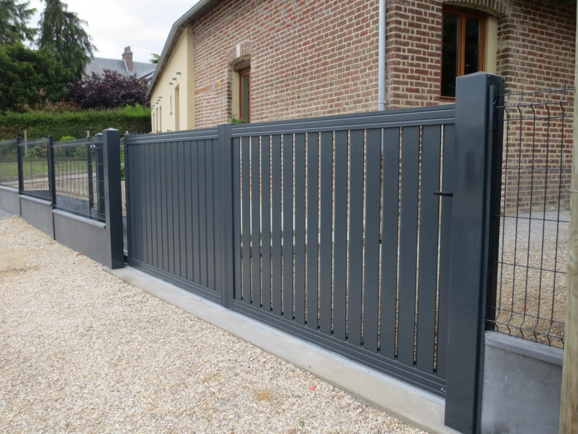 Pose de portail coulissant Alu motorisé à Pont Audemer