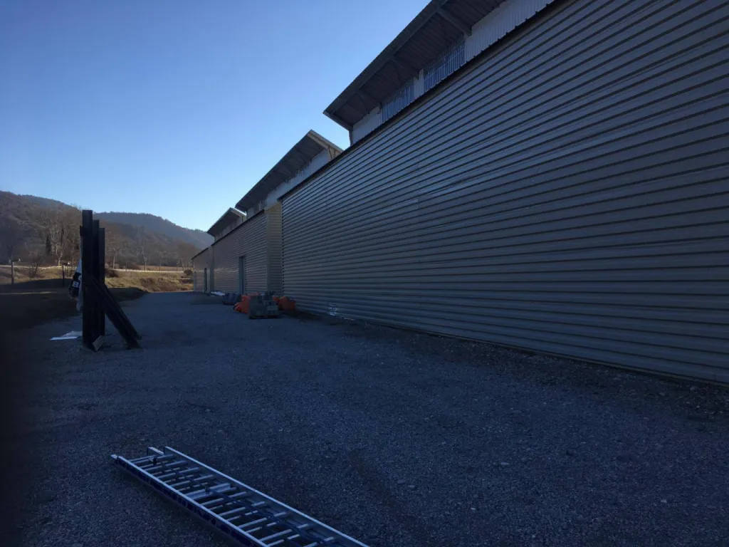 Vue latérale du chantier.