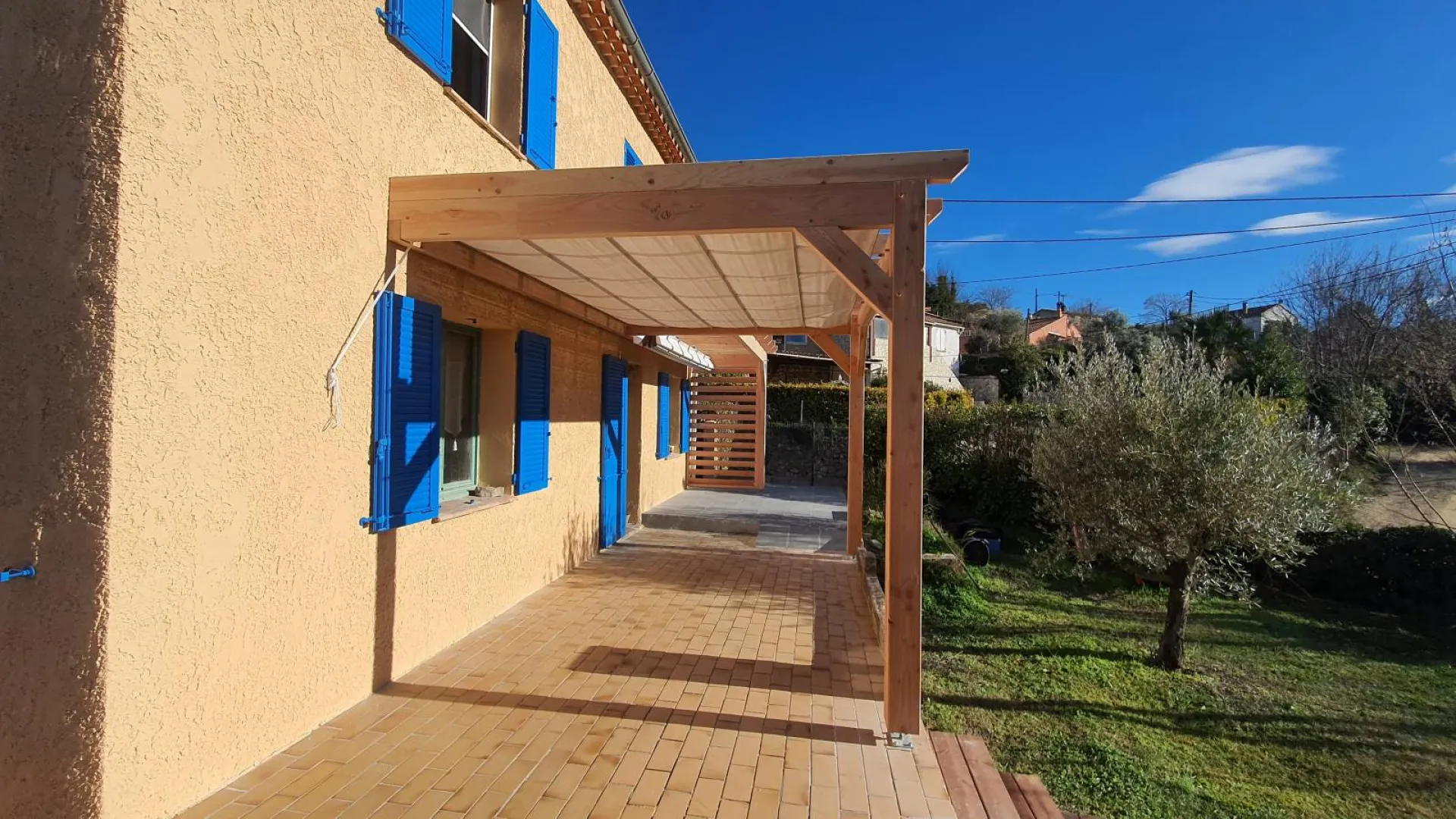 Store coulissant pergola bois Fréjus, 83