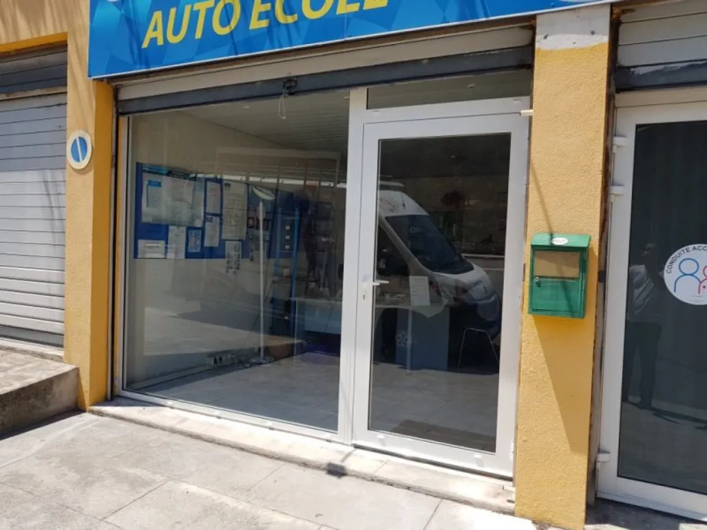 Menuiserie alu vitrine d'un salon de coiffure dans le centre-ville de Salon-de-Provence et de Marseille