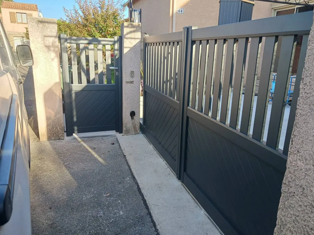 Installation d'un portail et son portillon en aluminium sur-mesure dans la ville de Nîmes