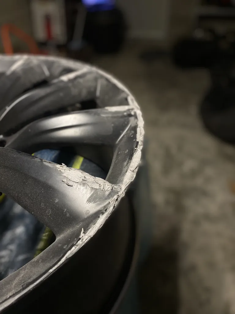 Réfection de jantes avec l’ajout du logo RS pour Renault sport sous le vernis de la peinture afin d’assurer une grande longévité à Annecy en Haute-Savoie