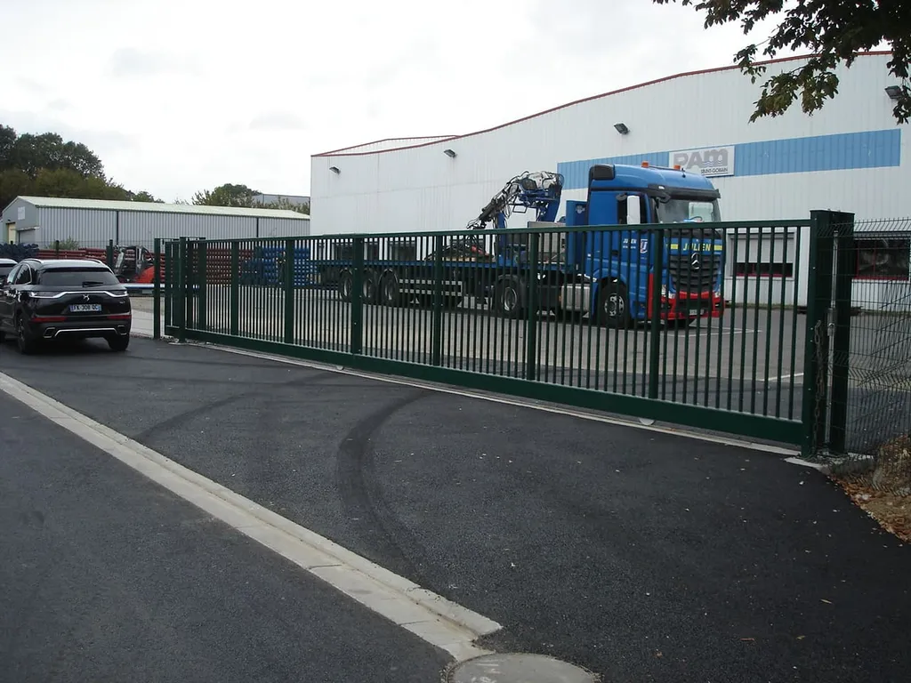 Installation de Portail coulissant professionnel motorisé, Clôtures industrielles et Sécurisation d'accès logistiques à Rouen et sa Région ou Agglomération en Seine-Maritime 76