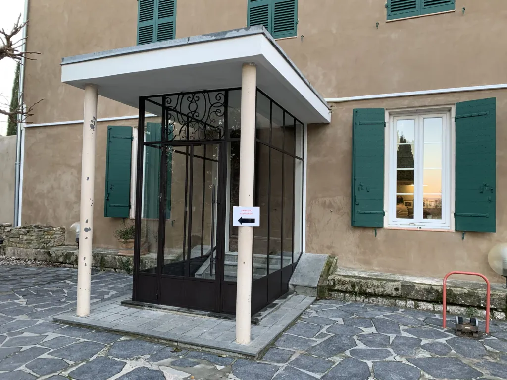 Sas d'entrée pour le golf club d'Aix-Marseille aux Milles dans les bouches du rhône