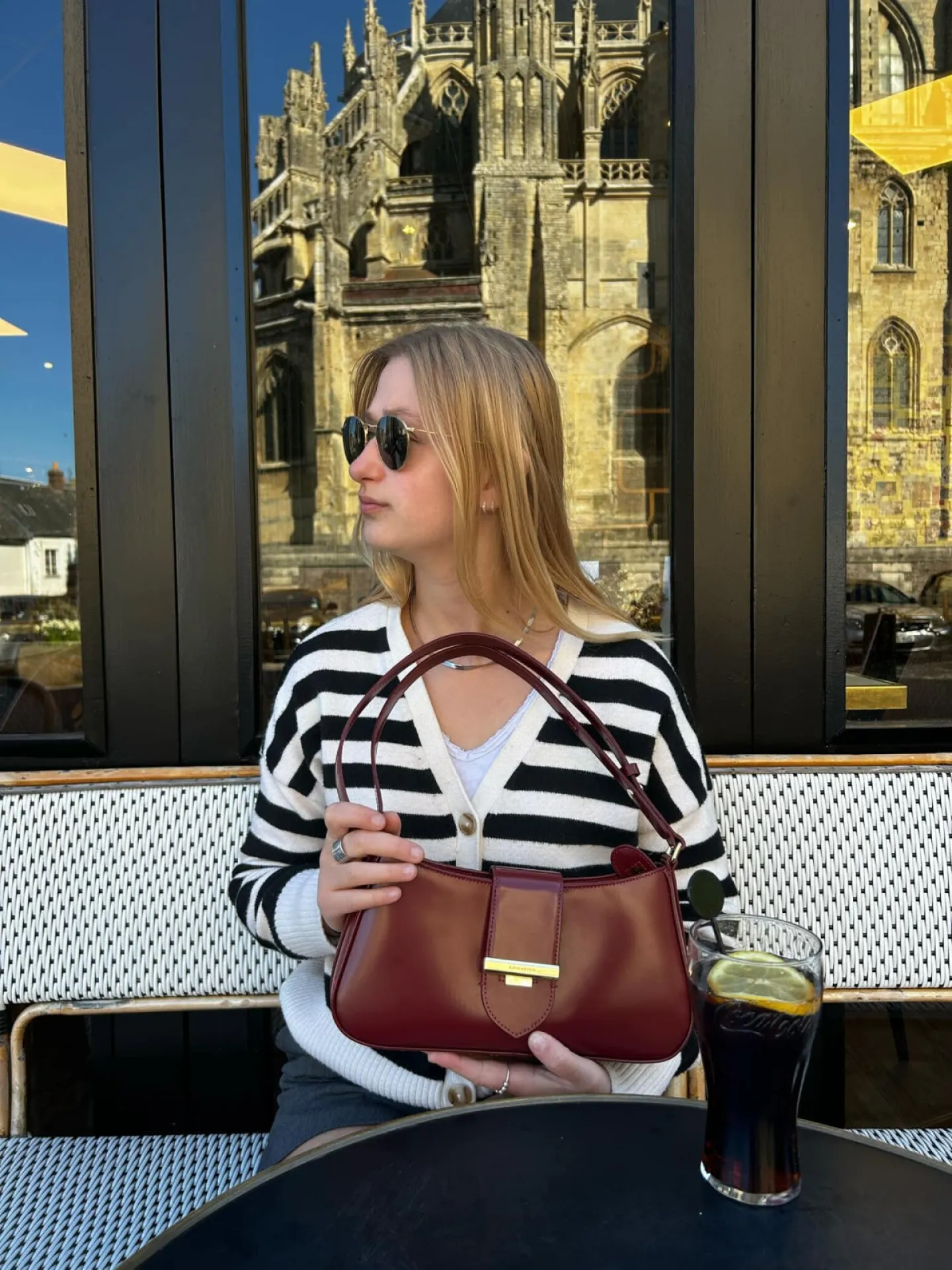 Sac Lancaster cuir lisse carmin disponible chez Evasion Eu