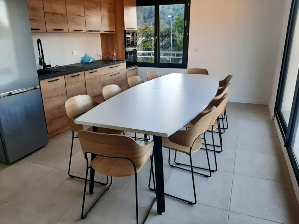 Aménagement coloré et acoustique sur plus de 300 m² de bureaux avec cloisons ARTECK et mobilier Harmony à Draguignan (83)