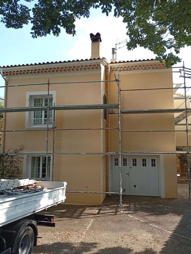 Reprise de façade en peinture avec fissure Draguignan