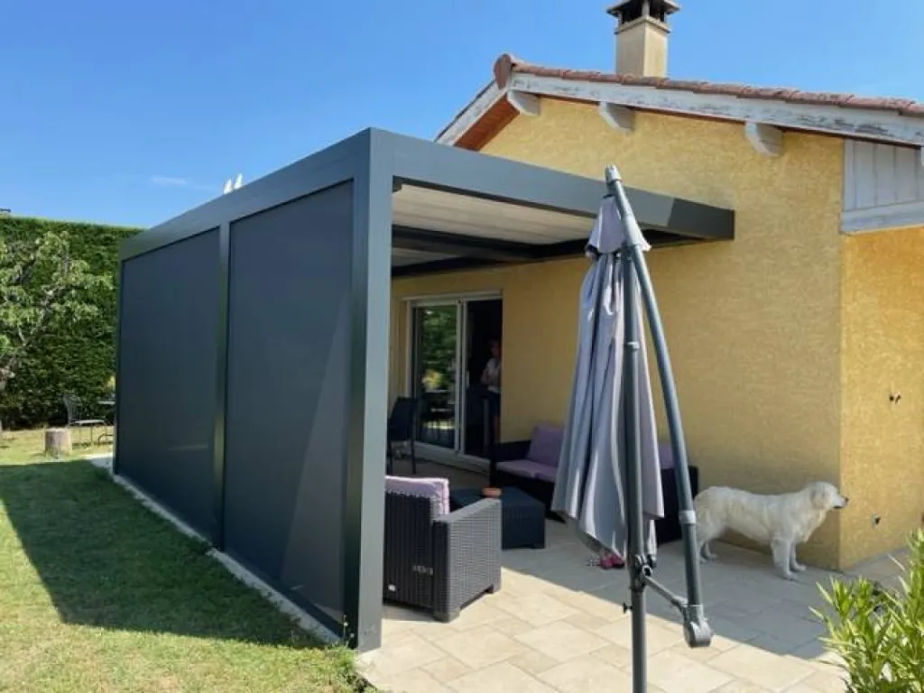 Installation d'une pergola bioclimatique aluminium sur mesure de marque MARQUISES en région Rhône Alpes à Saint-Romain-de-Jalionas