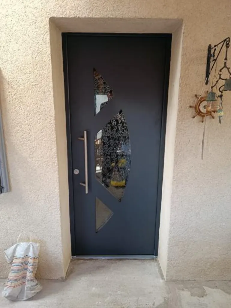 Installation d'une porte d’entrée en aluminium monobloc Les Contemporains modèle Goya3 triple vitrage à Dijon en Côte-d’Or
