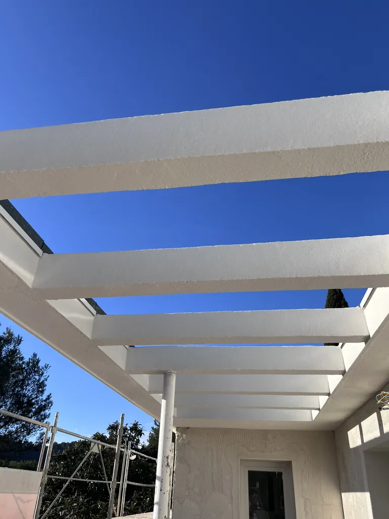 Dépose de l’ancien complexe d’étanchéité et mise en place d’une isolation thermique performante. Traitement soigné des déchets selon la réglementation.