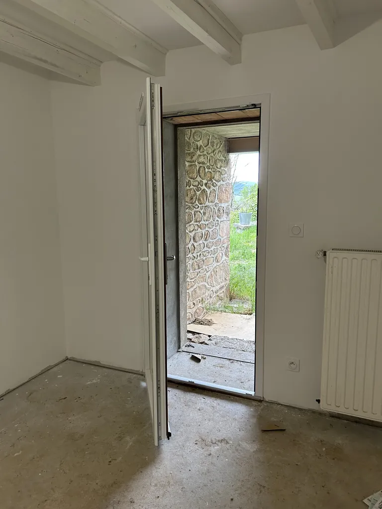 Nouvelle porte d’entrée après remplacement avec finition intérieure soignée, améliorant le confort et la performance énergétique du logement
