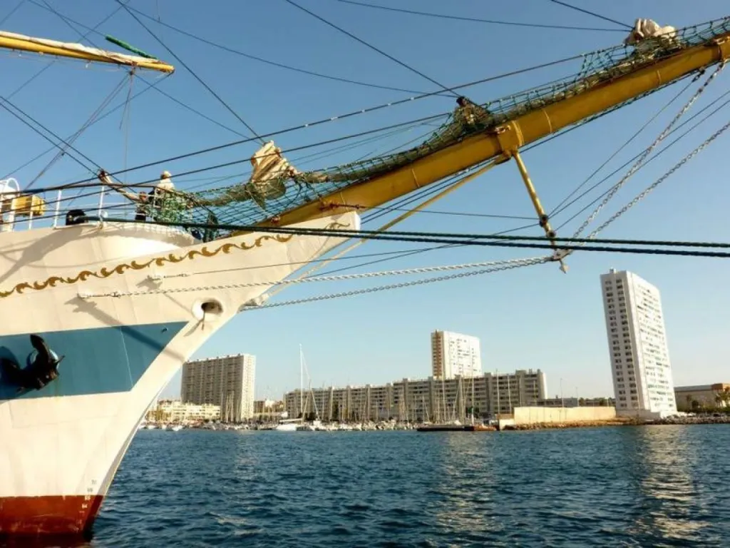 Stage intensif permis hauturier à Hyères avec calcul de marée, navigation astronomique et utilisation des outils CRAS et compas à pointe sèche Stage intensif permis hauturier à Hyères avec calcul de marée, navigation astronomique et utilisation des outils CRAS et compas à pointe sèche