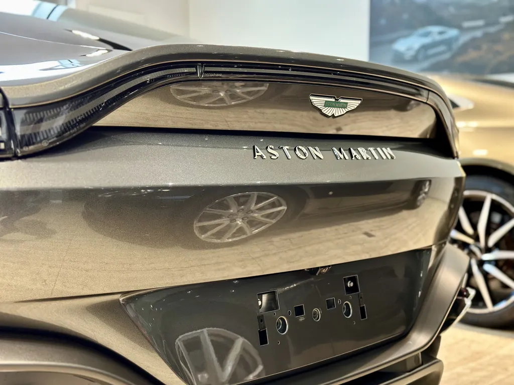 Traitement céramique Aston Martin Vantage DETAILING spécialiste voiture de sport sur Mornant 