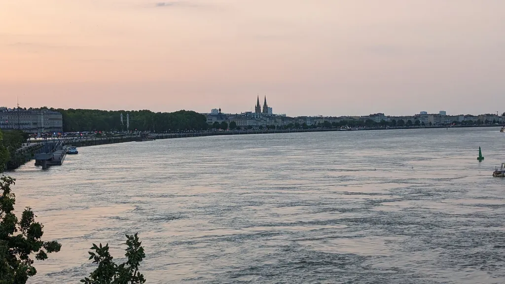 Surélévation contemporaine à Latresne pour capter la vue sur les coteaux : un étage en plus sans quitter le meilleur panorama de la rive droite