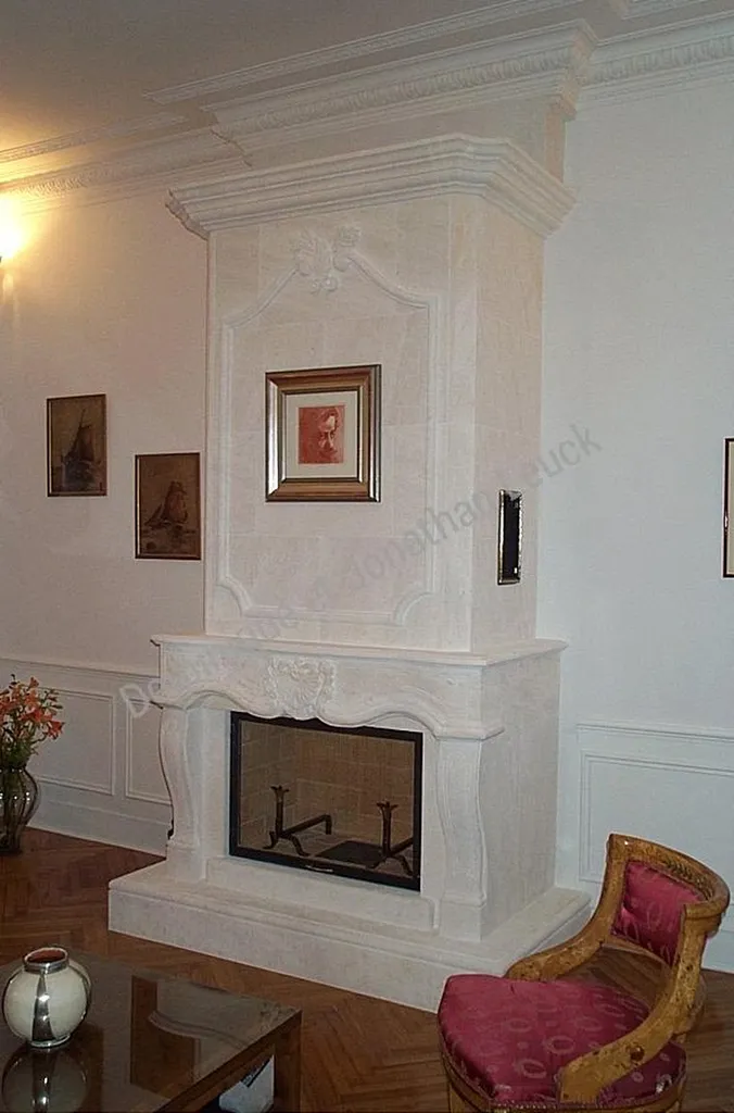 Cheminée en pierre d'Estaillades avec foyer fermé TOTEM - Marseille