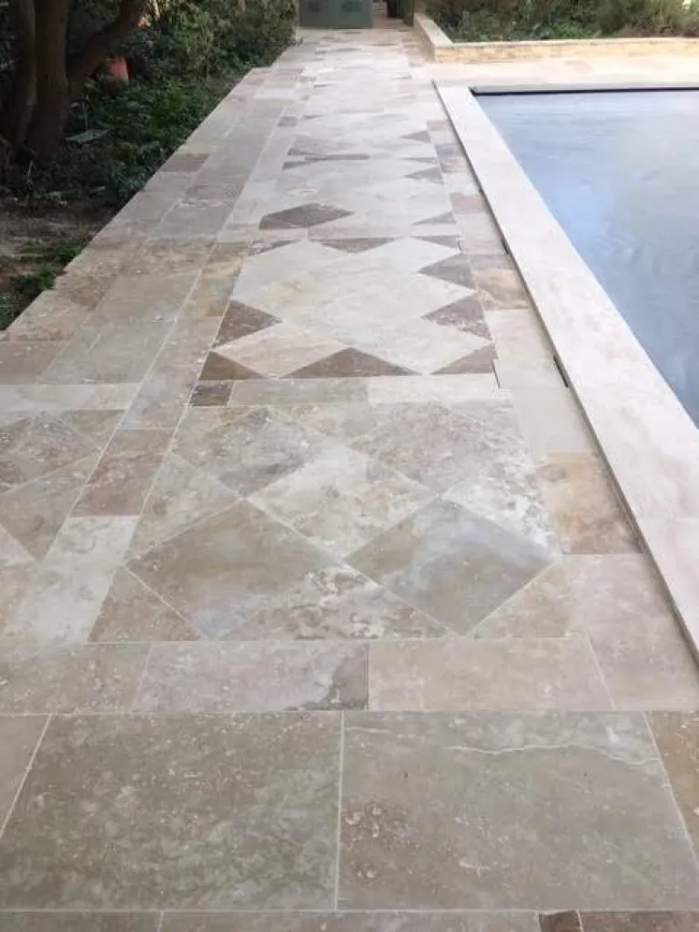 Terrasse et margelle de piscine sur-mesure en Travertin pierre naturelle