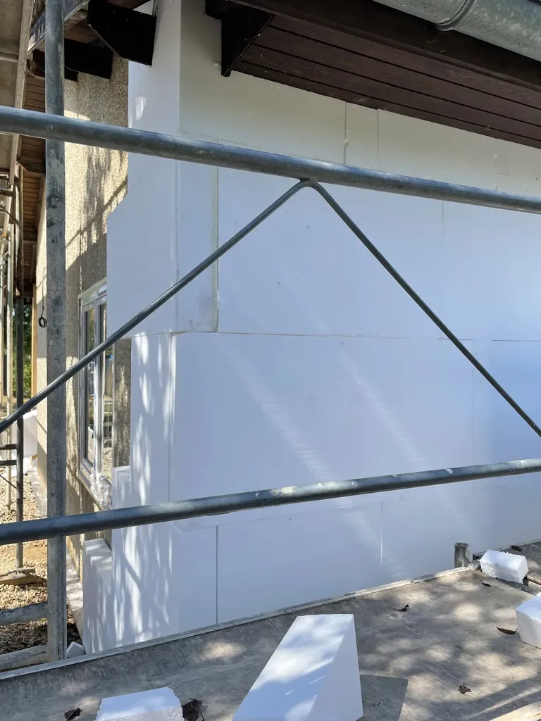 Isolation thermique par l’extérieur (ITE) d’une maison pour améliorer la performance énergétique et réduire les pertes de chaleur dans le Rhône (69)