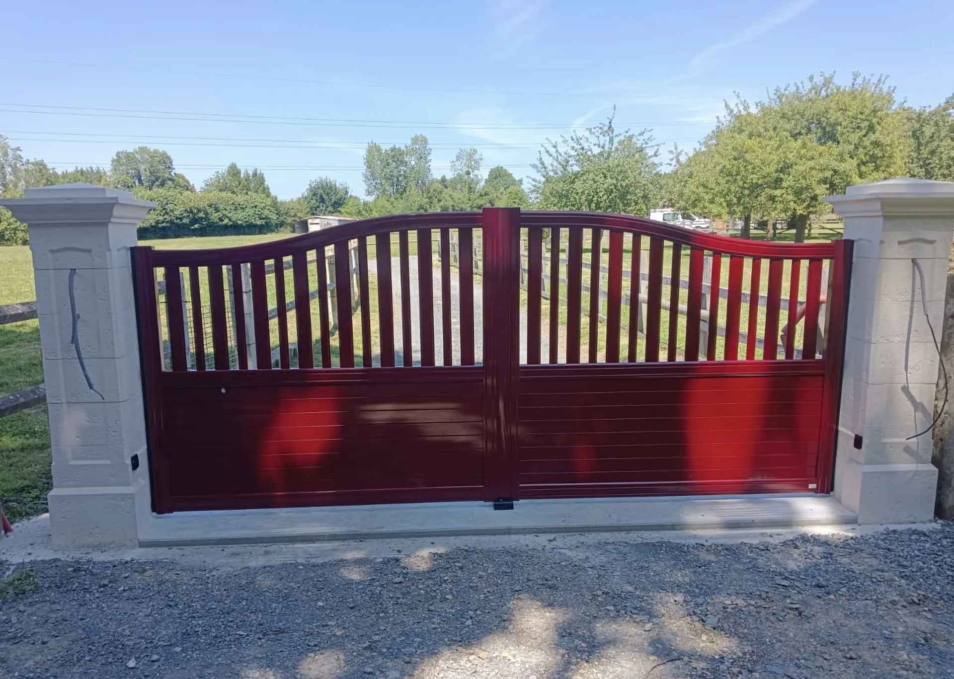 Installation de Portail Alu Battant Motorisé, Modèle Moderne, Sur-Mesure à Deauville dans le Calvados 14 et Trouville-sur-Mer
