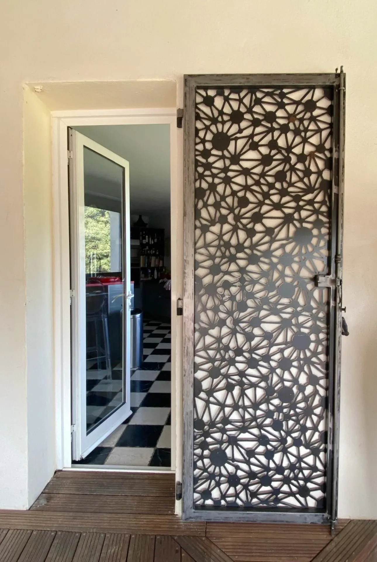 Volets décoratifs en métal découpé au plasma sur mesure design contemporain à Saint-Chamas dans les Bouches-du-Rhône