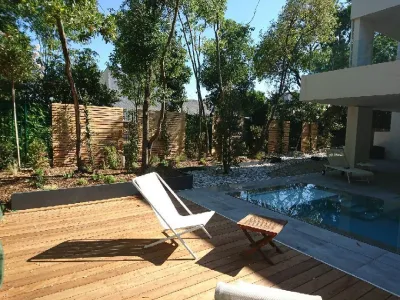 Aménagement d'un jardin minéral autour d'une piscine dans le Gard
