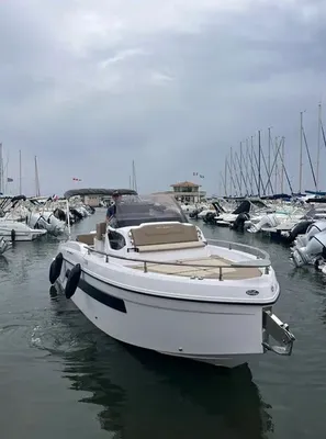 Toni Marine propose à la vente un Ranieri Next 255 LX d’occasion de 2025 équipé d'un moteur Honda BF250 visible à La Londe les Maures proche de Toulon en région PACA