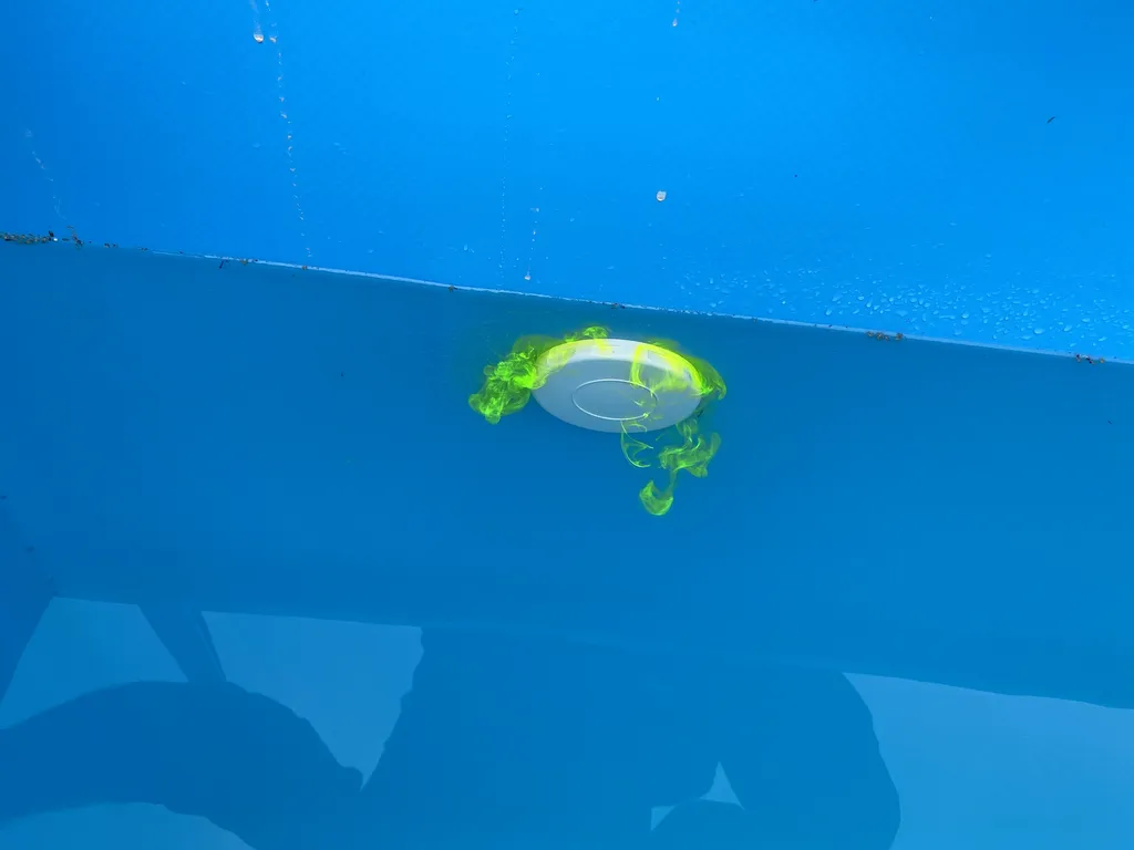 Détection au colorant sur les pièces à sceller d'une piscine liner qui fuit