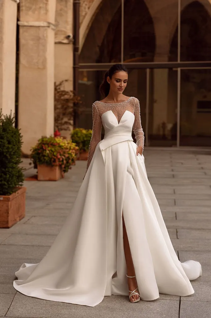 Robe de mariée modèle ARMENTHA de la nouvelle collection 2024 disponible à la boutique Solution Cérémonie à Marseille 13001.