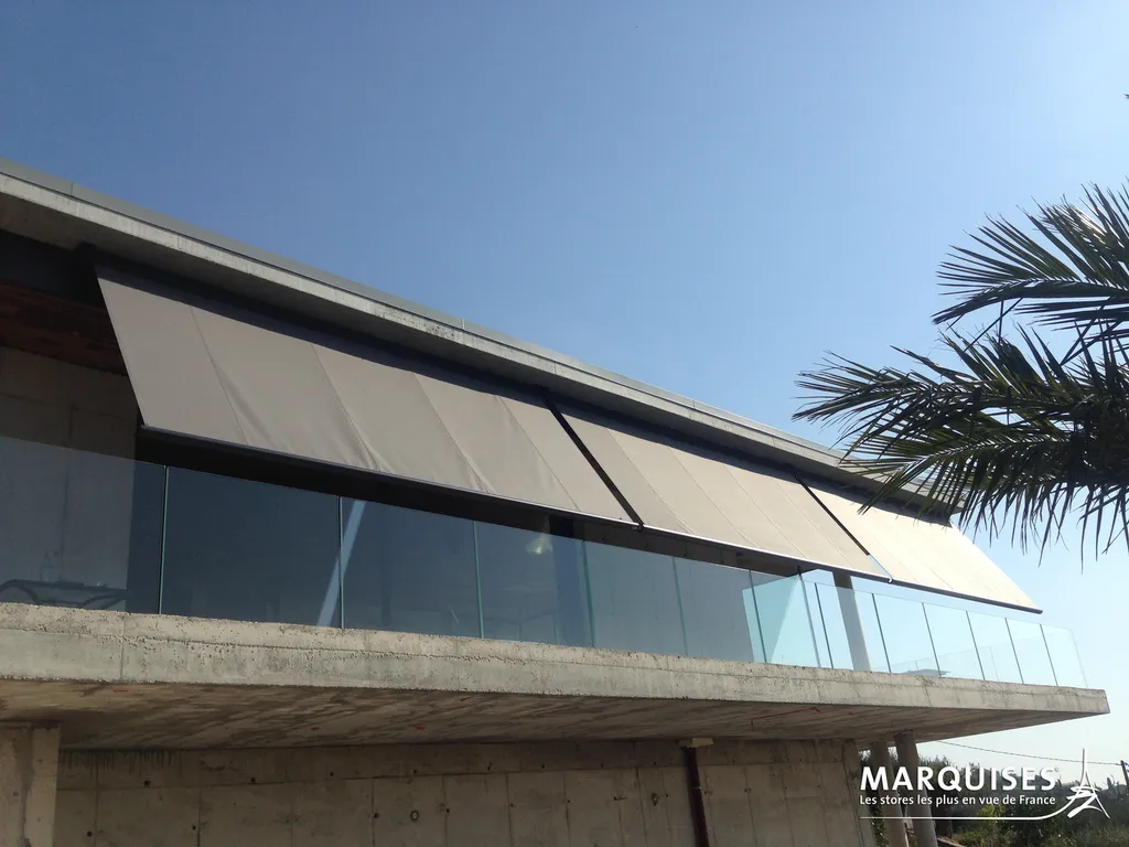 Store banne motorisé : créez de l'ombre sur votre balcon ou terrasse en quelques secondes, été comme hiver à Ajaccio