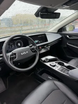 Nettoyage complet d'une Kia Ev6 sur la commune de L’Étrat, service professionnel, finitions hautes performances et rendu esthétique irréprochable