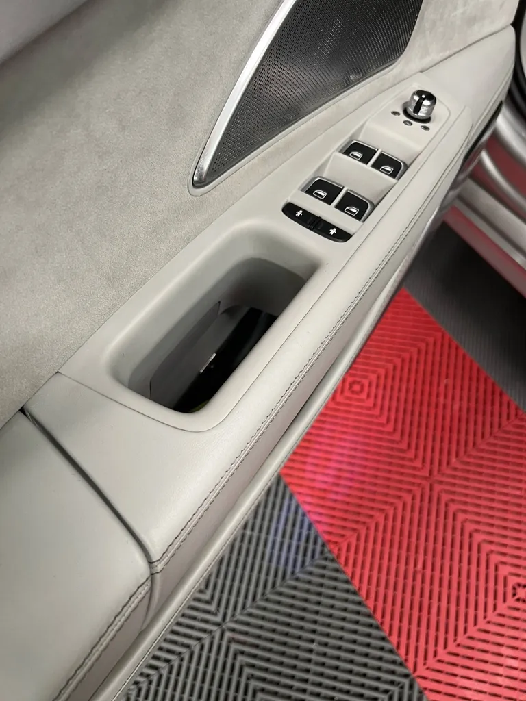 Reteinte et réparation des cuirs sur une Audi S8 à Le Mans (72)
