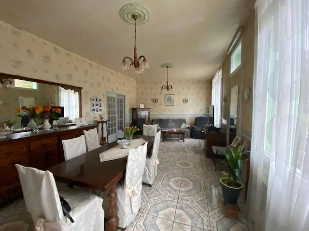 'un grand séjour salon lumineux