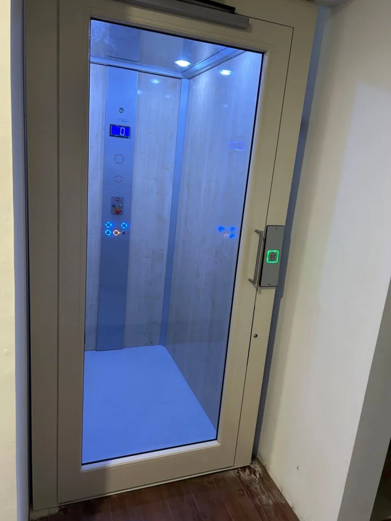 Personnalisation des portes couleur RAL 1013 pour cet ascenseur de maison hydraulique en intérieur installé entre Marseille & Aix en Provence