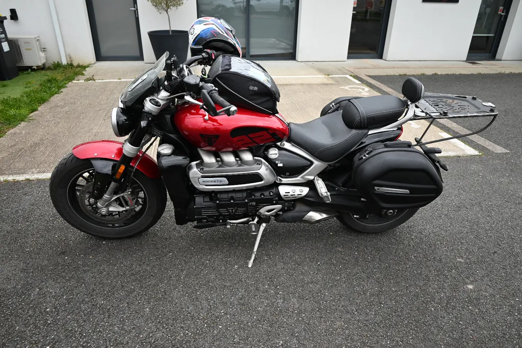 Selle moto sur mesure : confort passager optimisé et assise élargie près de Libourne