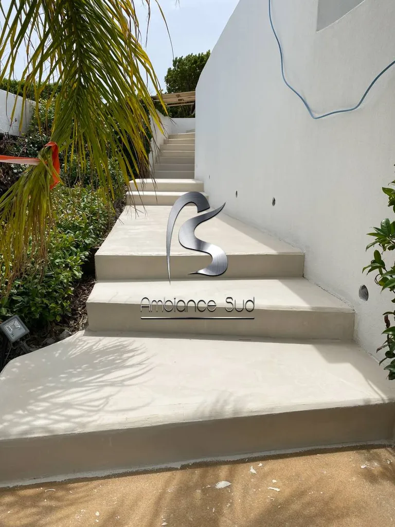Réalisation d’un escalier extérieur en béton ciré taloché à Grimaud dans le Var