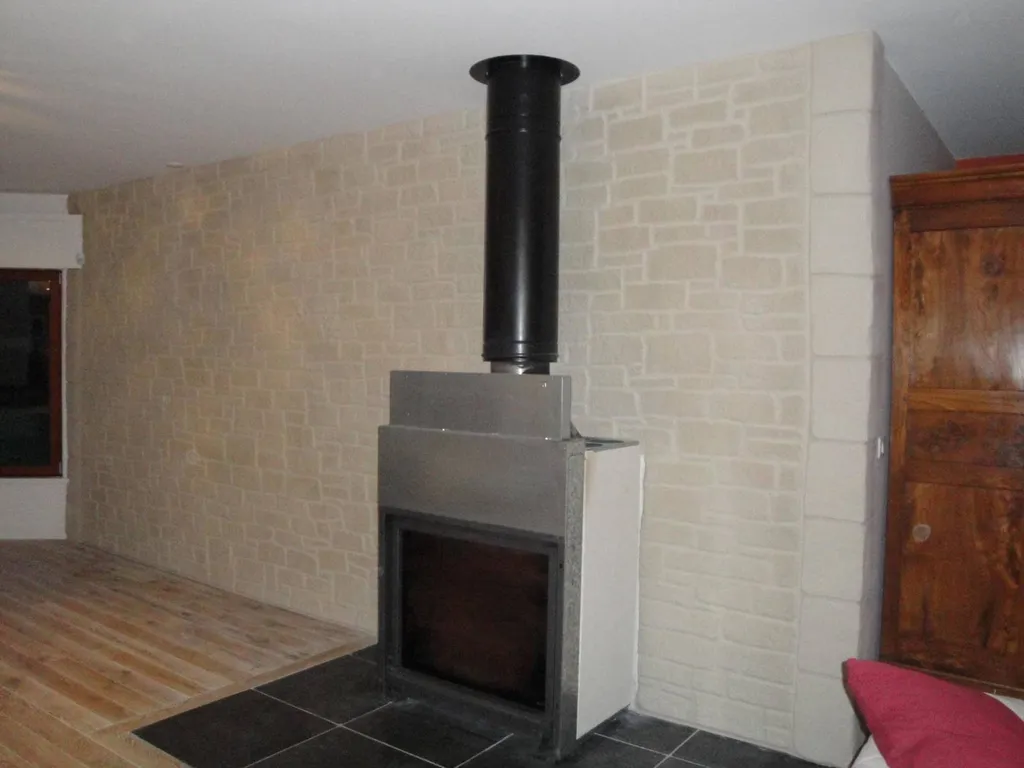 Réalisation d'un mur intérieur en imitation pierre naturelle proche de Rouen 76 en Normandie 