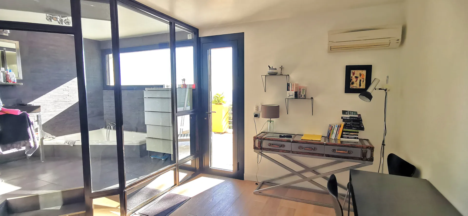 Vente villa T5 Cassis  avec piscine à débordement, parking privatif, vue mer et accès au village à pied