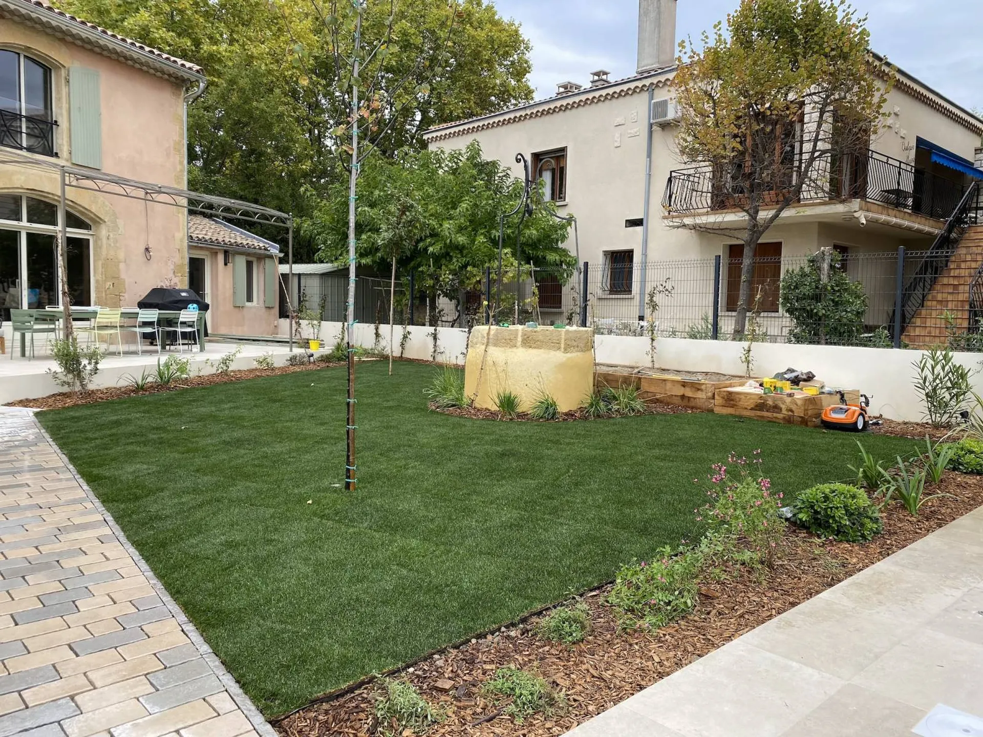 Création de jardin avec pose de pelouse en plaques par Carré Vert à Salon-de-Provence 13300, pour un extérieur verdoyant et soigné